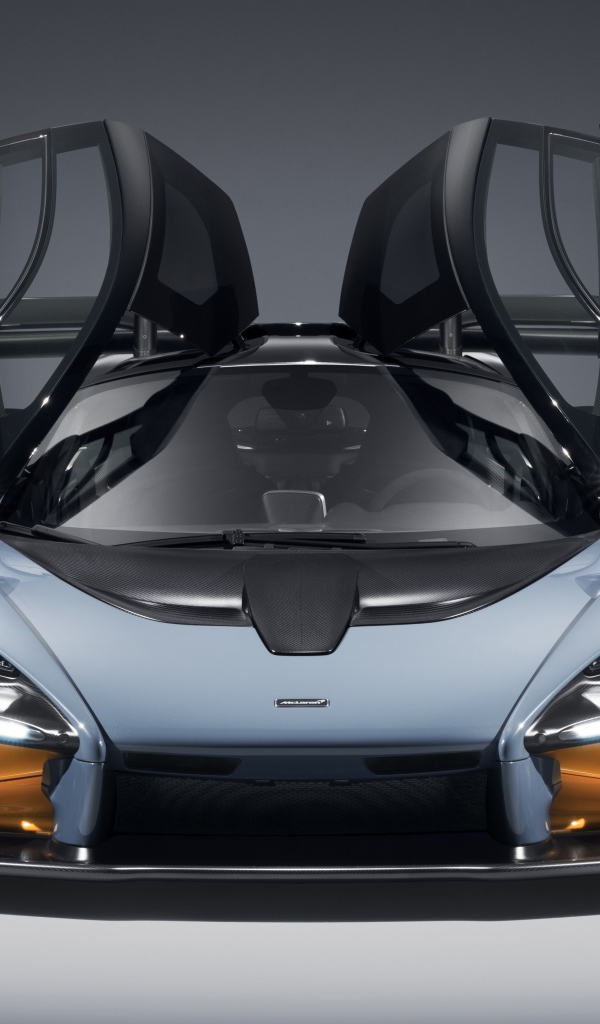 Автомобиль McLaren Senna, 2018 с открытыми дверями