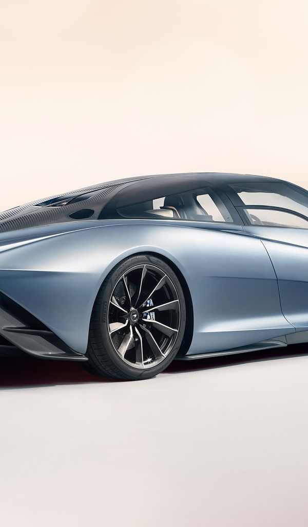 Быстрый дорогой автомобиль McLaren Speedtail, 2020 года вид сзади