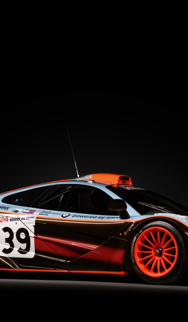 Гоночный автомобиль McLaren F1 GTR 25 на черном фоне