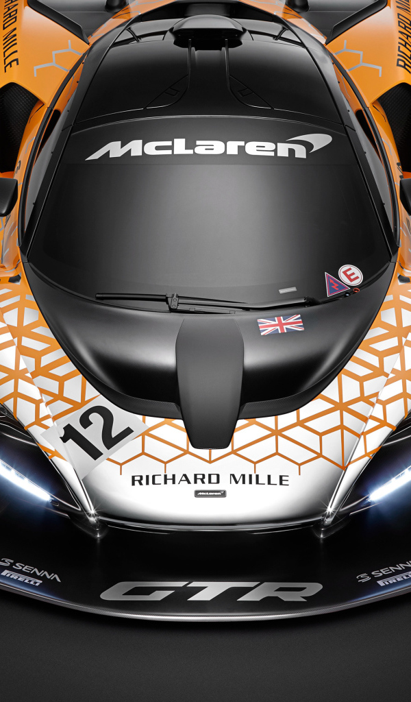 Гоночный автомобиль McLaren Senna GTR, 2018 на сером фоне