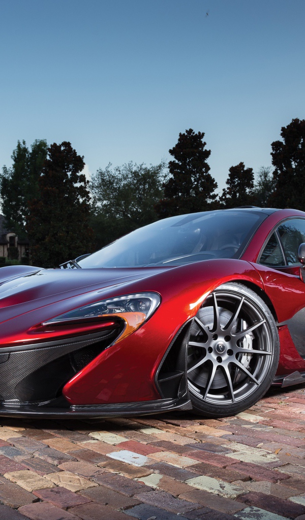 Красный спортивный автомобиль McLaren P1, 2018