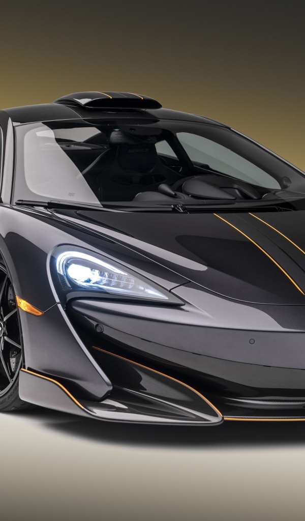 Серебристый спорткар McLaren 600LT, 2019