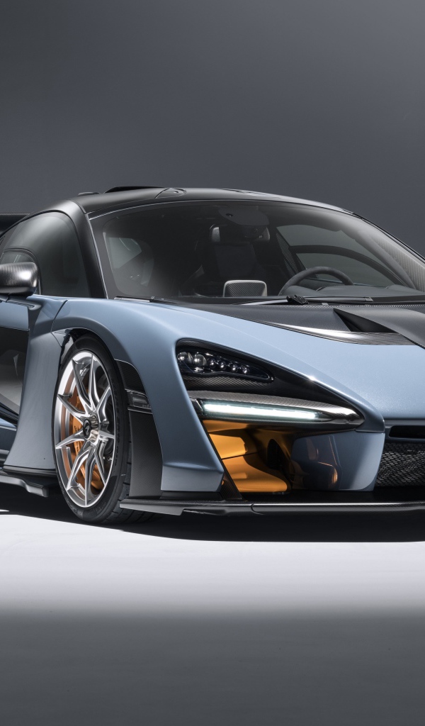 Серебристый спортивный автомобиль McLaren Senna, 2018