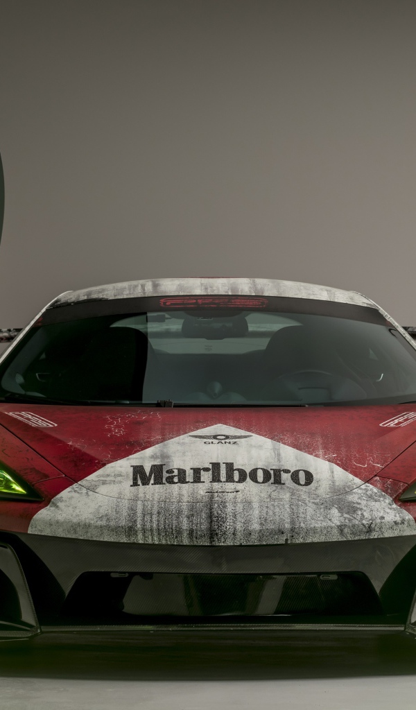 Спортивный автомобиль McLaren 570S с открытыми дверями 