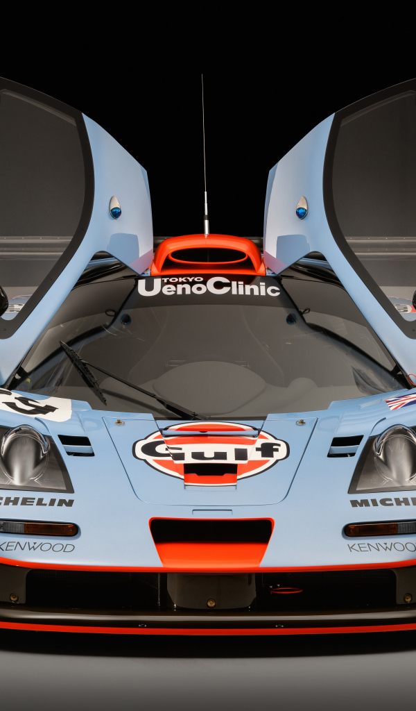 Спортивный автомобиль McLaren F1 GTR 25R 2018 года с открытыми дверями