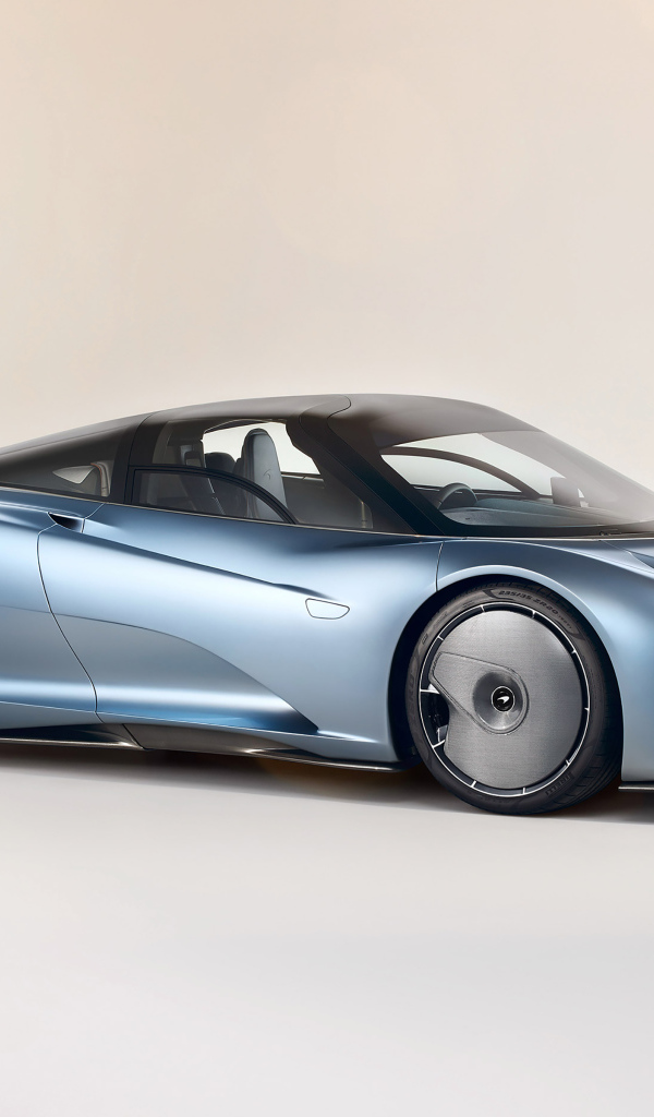 Стильный дорогой серебристый автомобиль McLaren Speedtail, 2020 