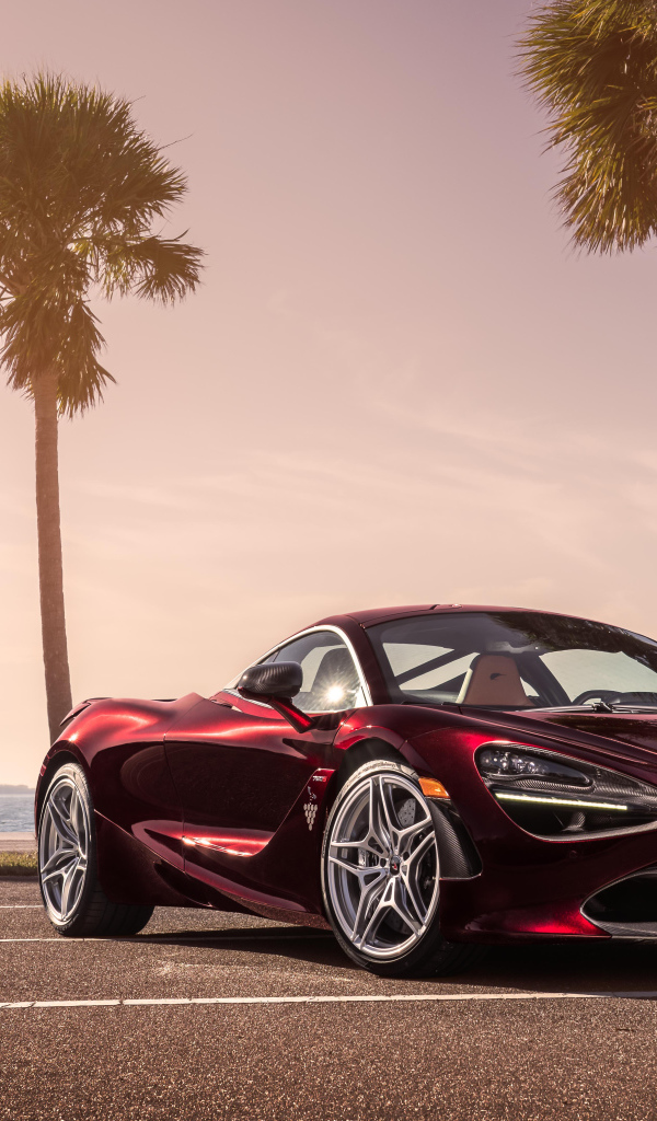 Бордовый спортивный автомобиль McLaren 720S, 2018 на фоне пальм