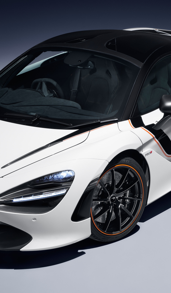 Белый быстрый автомобиль McLaren 720S