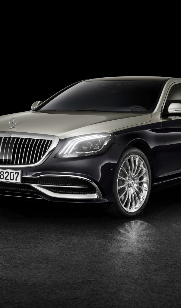 Черный автомобиль Mercedes Benz Maybach S 560 2018 на черном фоне