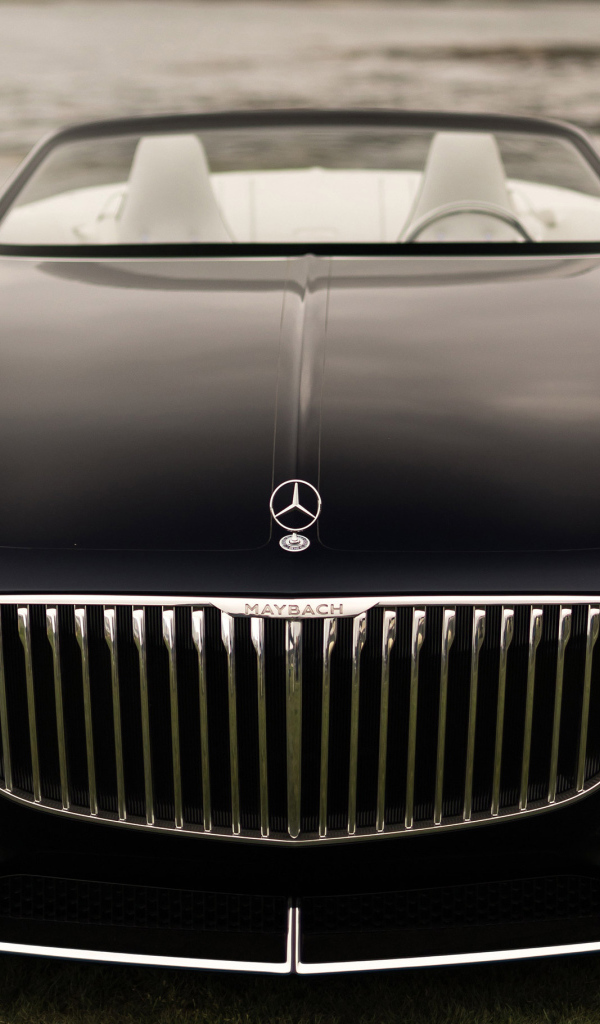 Черный автомобиль Mercedes Maybach 6 Cabriolet 2017 года, вид спереди