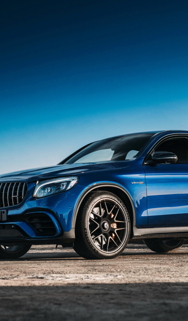 Синий автомобиль Mercedes GLC63 AMG, 2018 года вид сбоку