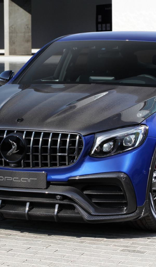 Автомобиль Mercedes-AMG GLC-Klasse  у воды