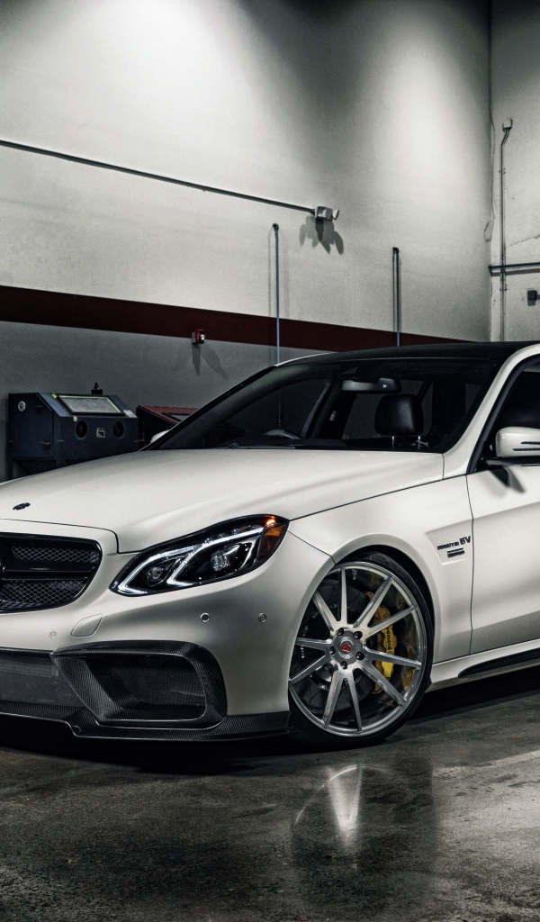 Автомобиль Mercedes-Benz E-Class в гараже