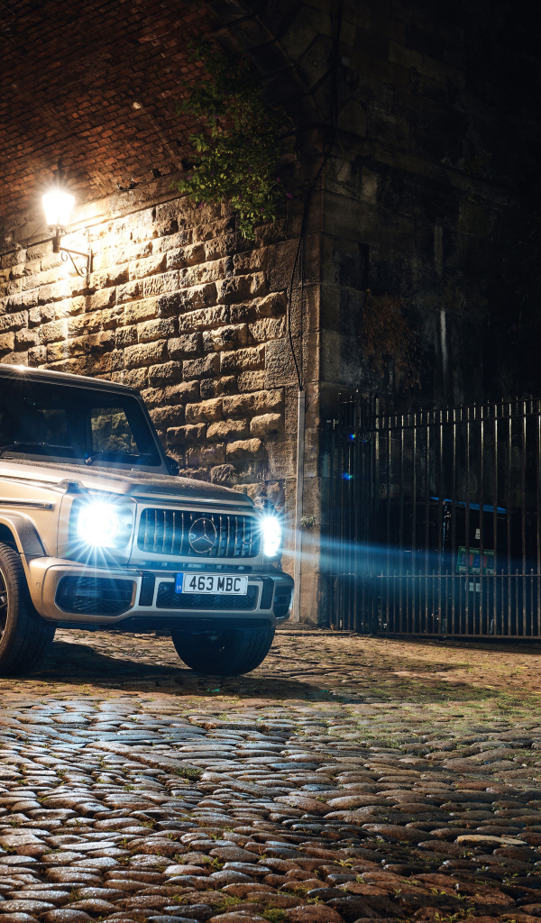 Внедорожник Mercedes G 63 2018 года с включенными фарами