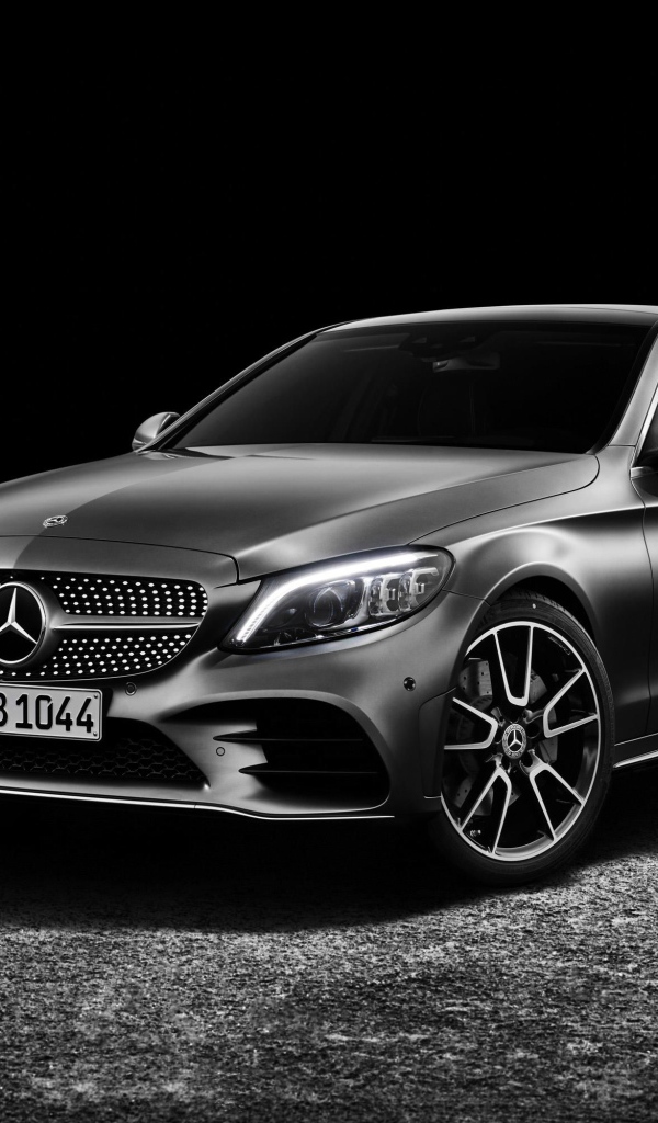 Серебристый автомобиль Mercedes-Benz C-Class 2019 года