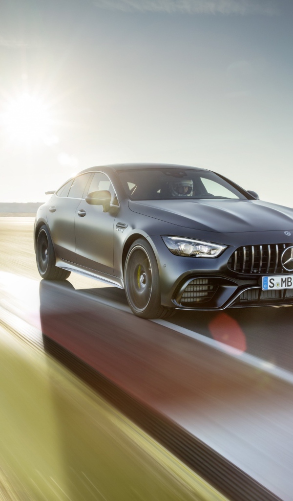 Серебристый автомобиль Mercedes-AMG GT4, 2018 года на скорости 