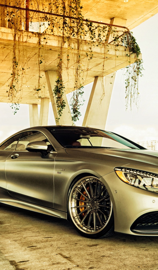 Серебристый автомобиль Mercedes-Benz S-Class