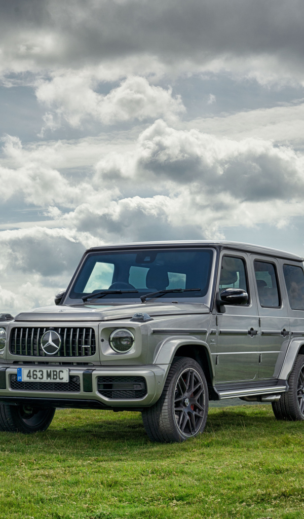 Серебристый автомобиль внедорожник Mercedes-AMG G 63, 2018