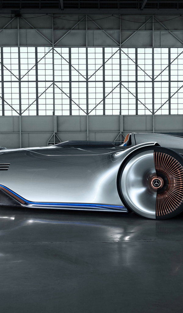 Серебристый футуристический автомобиль Mercedes-Benz Vision EQ 2018
