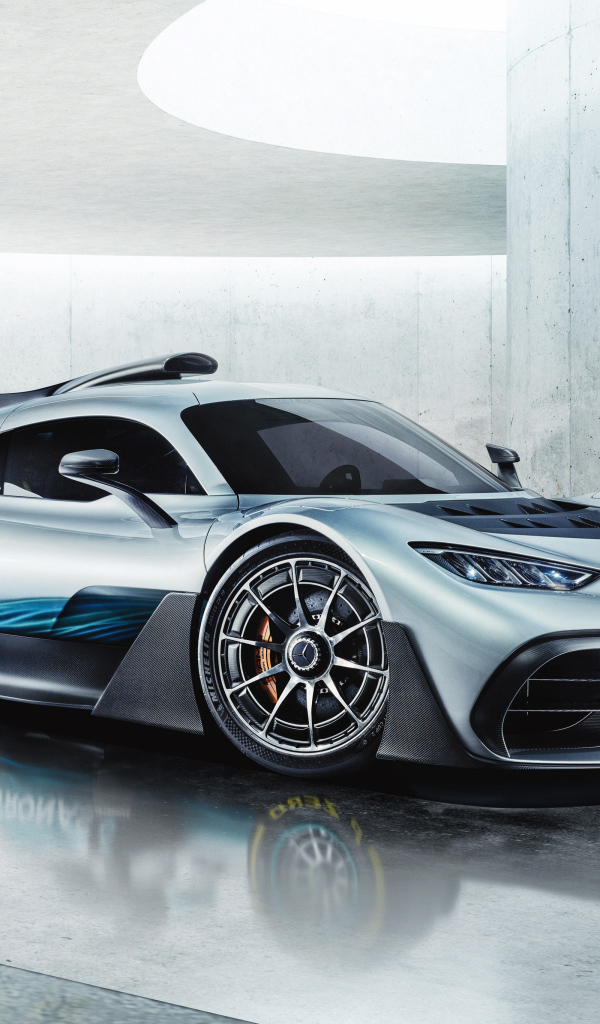 Серебристый спортивный автомобиль Mercedes Amg Project One 2018