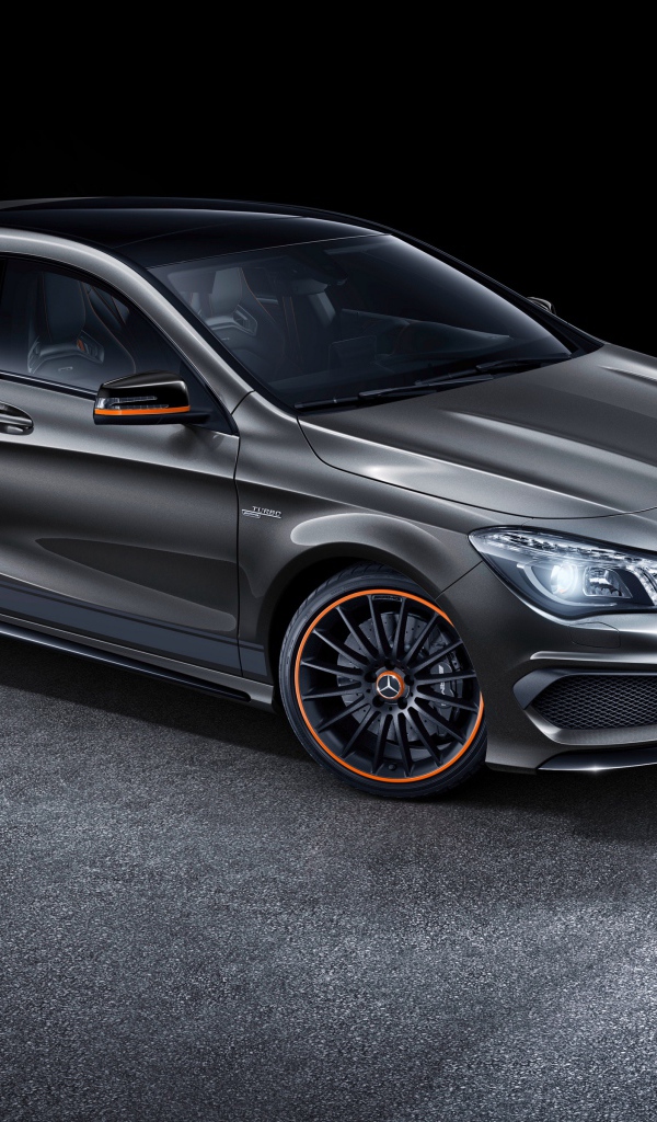 Серебристый стильный автомобиль Mercedes CLA Shooting Brake