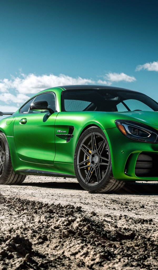Спортивный автомобиль Ferrada Sema Green Mercedes GTR на дороге