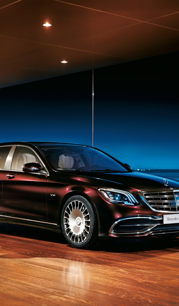 Стильный черный автомобиль Mercedes Benz S 650, 2018 года
