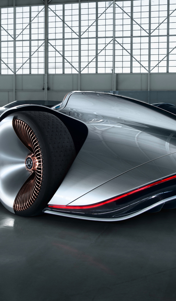 Суперкар Mercedes Benz Vision EQ Silver Arrow в ангаре
