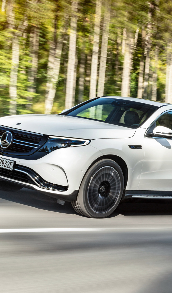 Белый внедорожник Mercedes-Benz EQC, 2020 года на трассе
