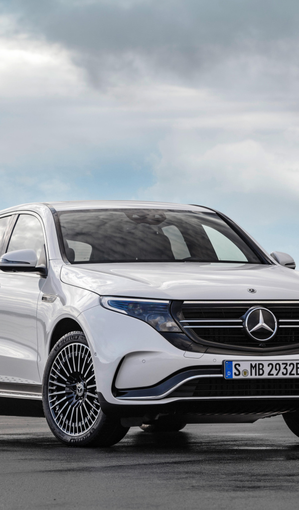 Белый автомобиль Mercedes-Benz EQC, 2020 года на фоне неба