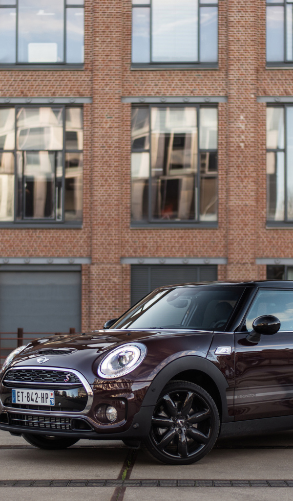 Бордовый компактный автомобиль MINI Cooper S, 2018