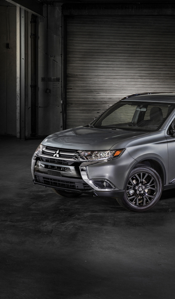 Серебристый внедорожник Mitsubishi Outlander, 2018