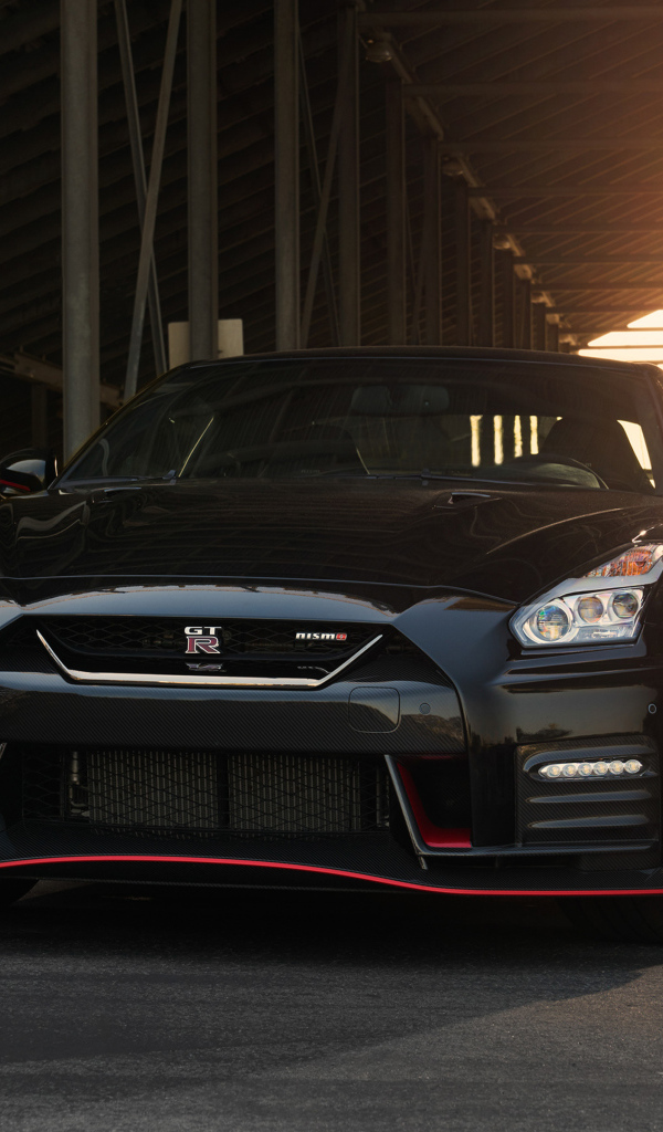 Черный автомобиль Nissan GT R Nismo, 2018 года