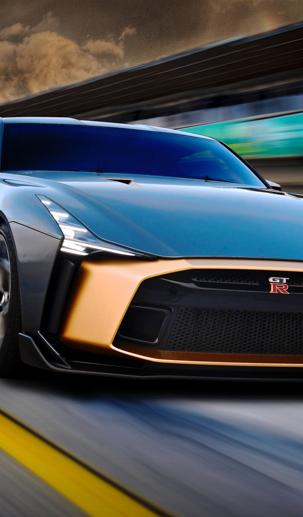 Черный спортивный автомобиль Nissan GT-R50 2018 года на трассе