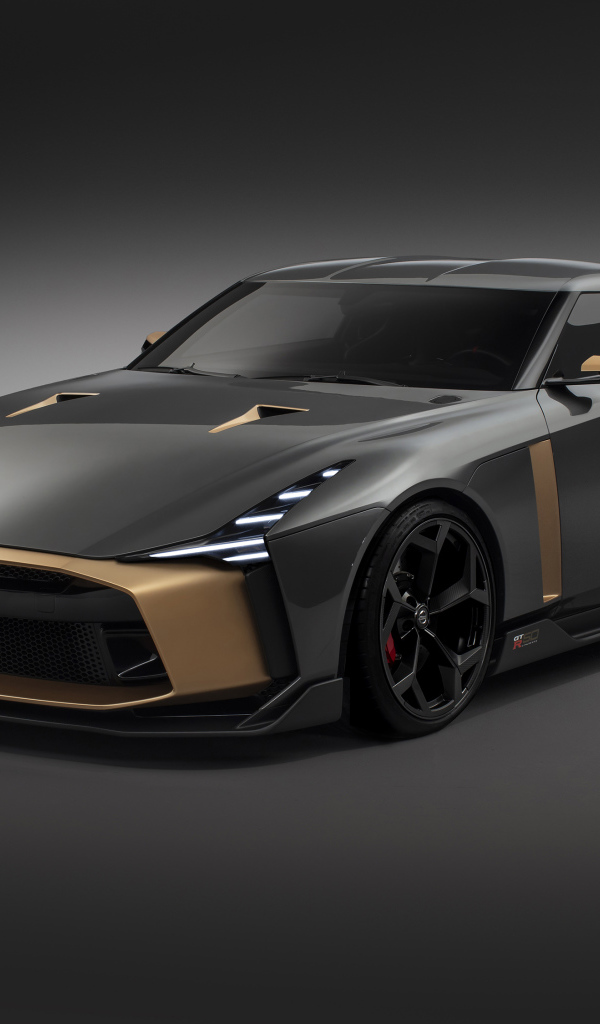 Автомобиль Nissan GT-R50 2018 года на сером фоне