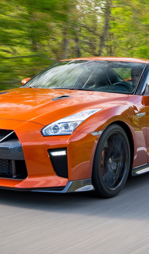 Оранжевый автомобиль Nissan GT-R на трассе