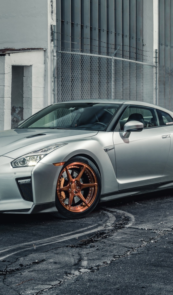 Серебристый автомобиль Nissan GTR