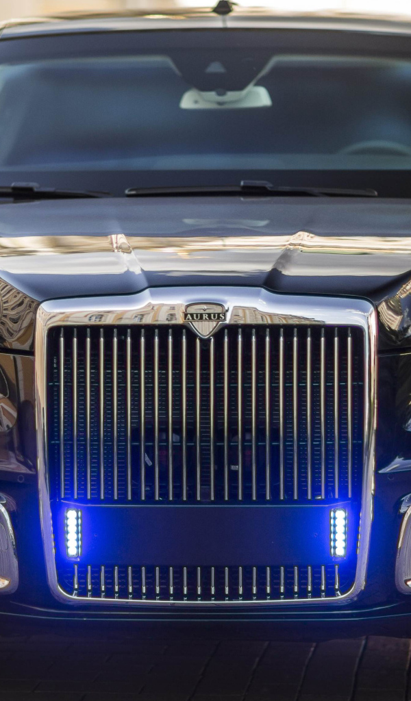 Черный стильный автомобиль Aurus Sena 2018 года вид спереди