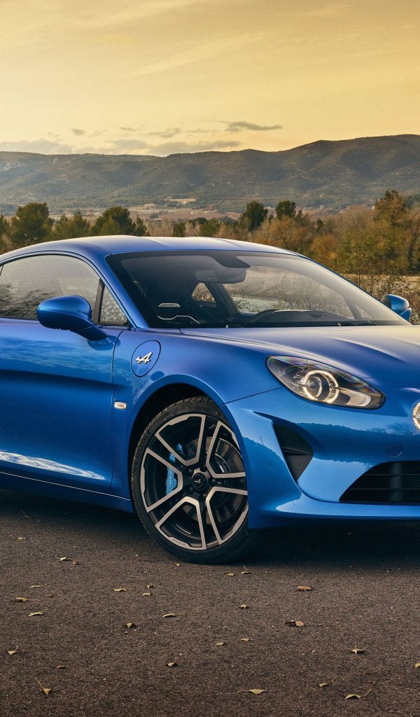 Синий автомобиль Alpine A110 Premiere Edition, на фоне горизонта