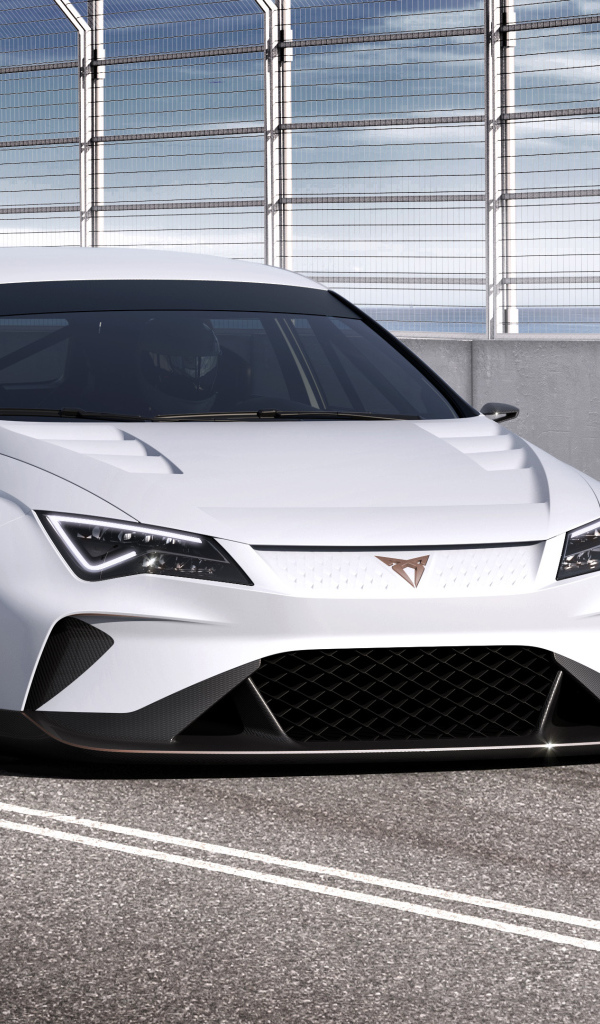 Автомобиль Cupra E Racer 2018 года на гоночной трассе