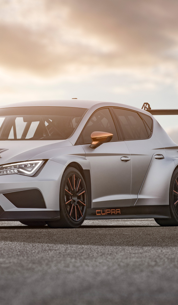 Серебристый автомобиль Cupra TCR 2018