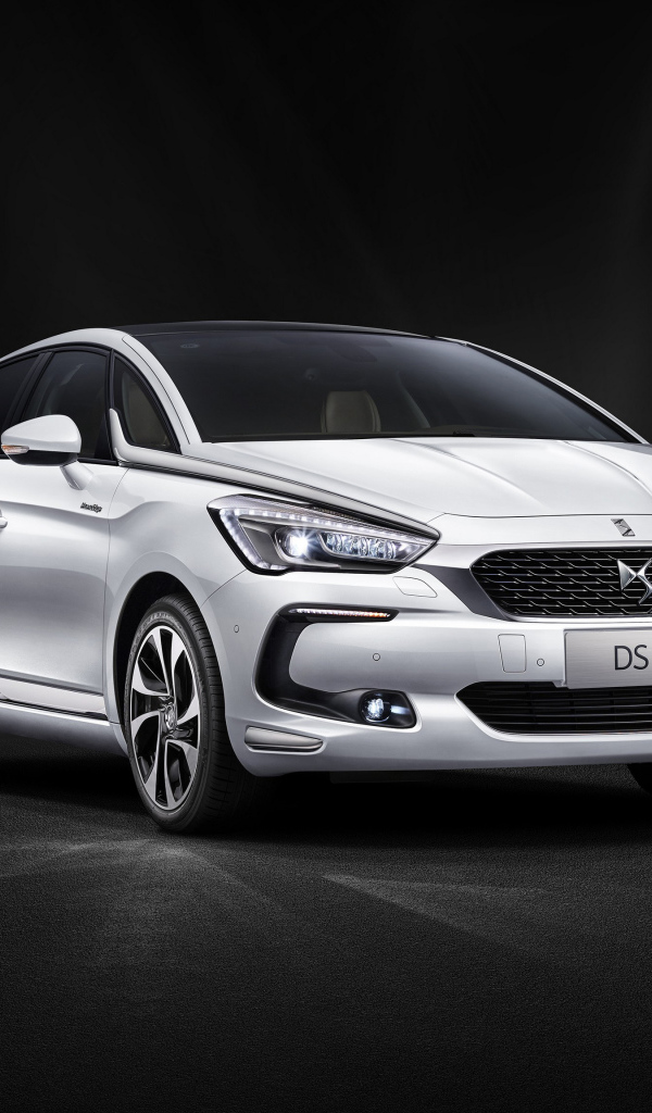 Серебристый автомобиль DS 5 Prestige на черном фоне