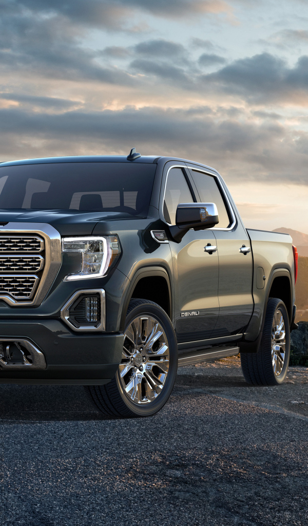 Серебристый автомобиль пикап GMC Sierra, 2019 года 