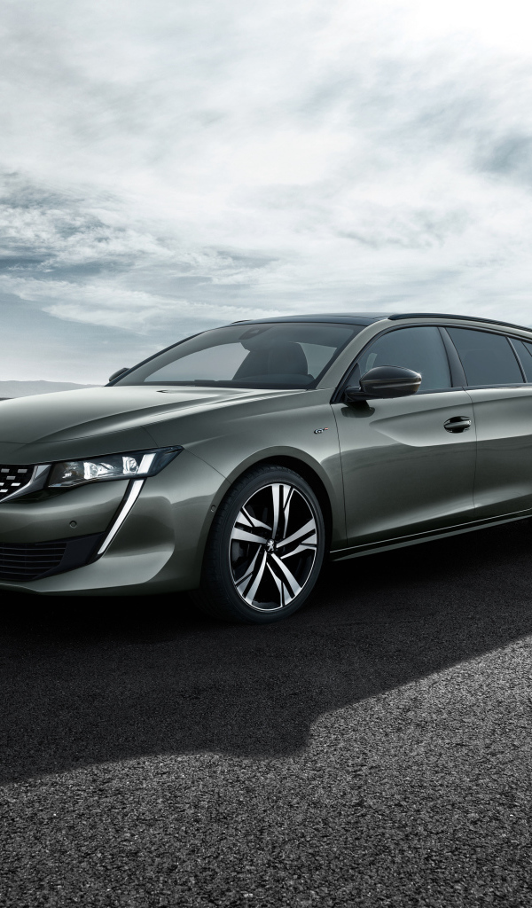 Автомобиль Peugeot 508 SW GT 2018 на фоне неба