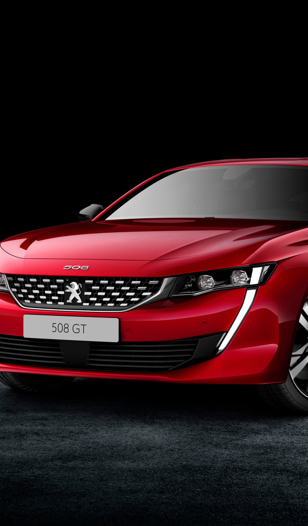 Красный стильный автомобиль Peugeot 508 GT на черном фоне