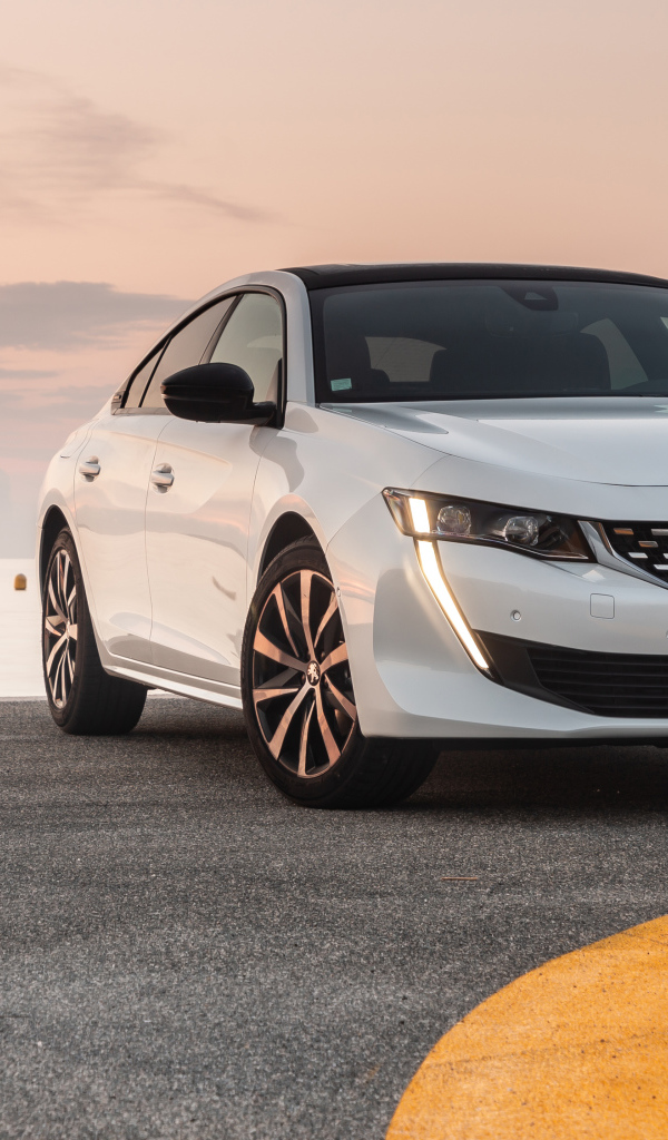 Белый автомобиль Peugeot 508 GT Line