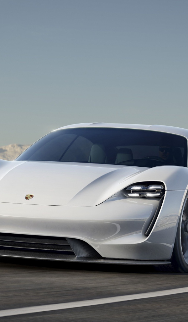 Дорогой белый автомобиль Porsche Taycan 2019