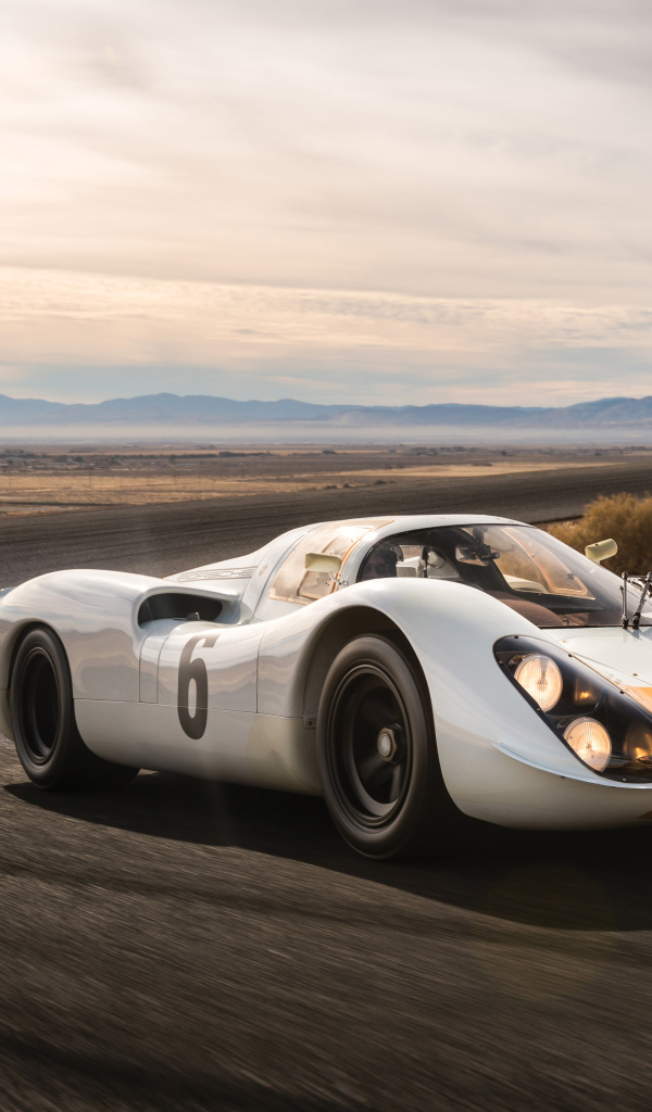 Гоночный автомобиль Porsche 908 на трассе