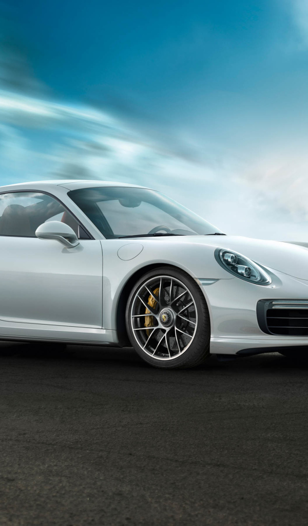 Серебристый автомобиль Porsche 911 Turbo на фоне красивого неба