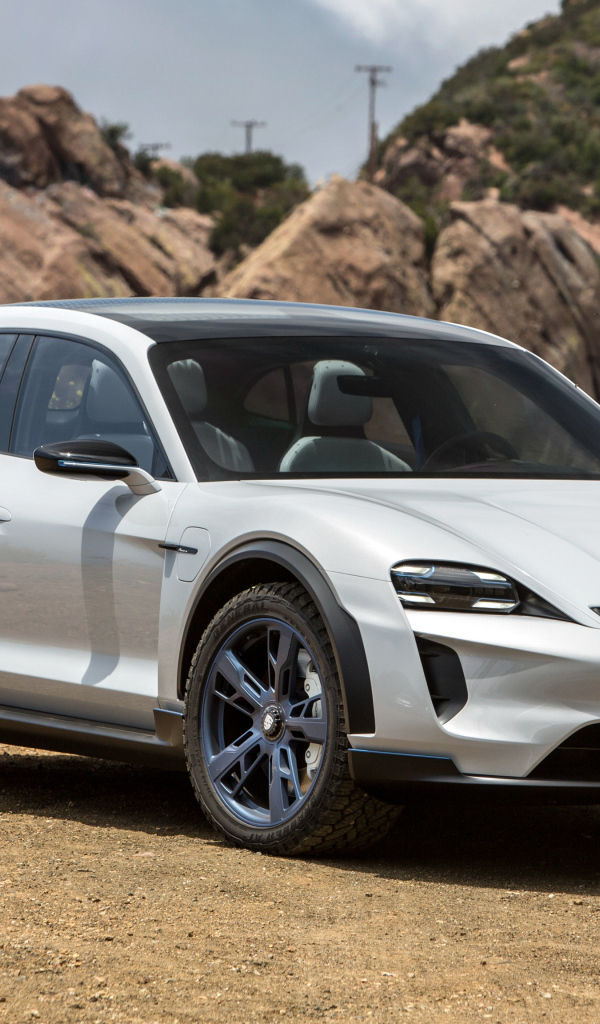 Белый автомобиль Porsche Mission E Cross Turismo 2018